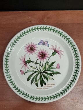 The Botanic Garden Treasure Flower 8.5" Salad Plate